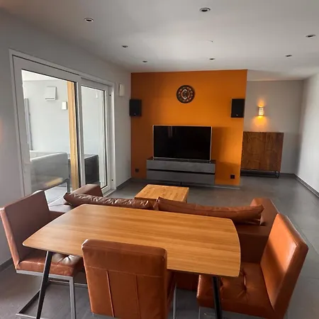 شقة Penthouse Mit Alpenblick فريدريشسهافن